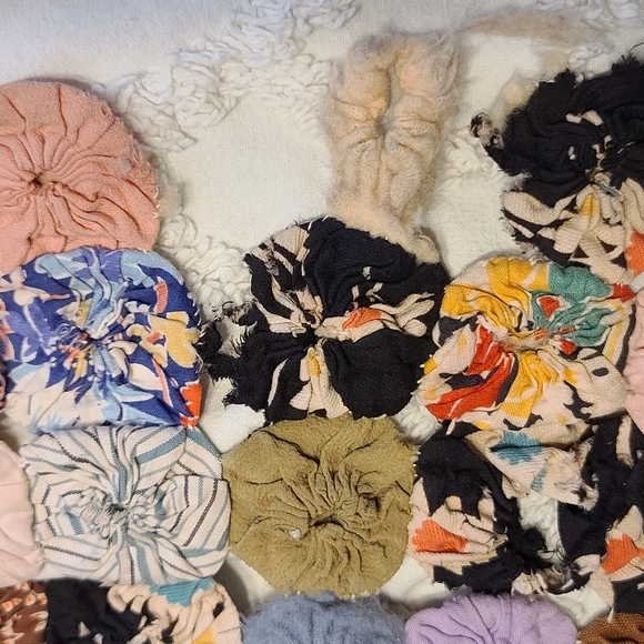 Yo yo Quilt Vintage 1940's thru 1970's fabric 72" x 84" - Picture 6 of 7